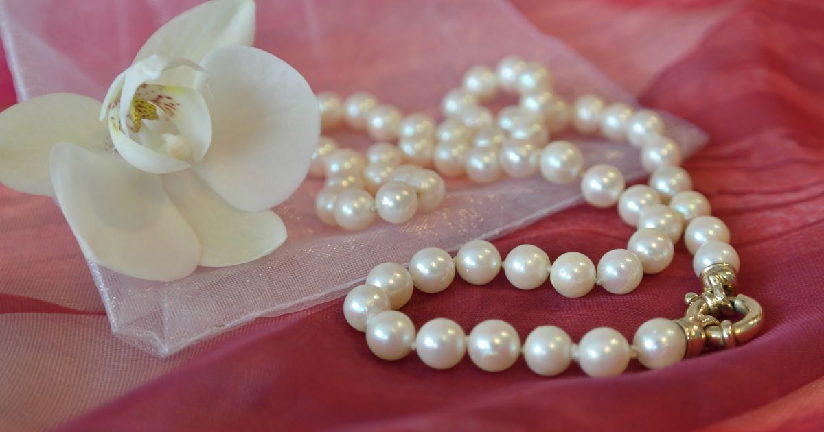 Ob Ohrringe, Ringe, Armbänder oder Ketten – Perlen liegen einfach immer im Trend.