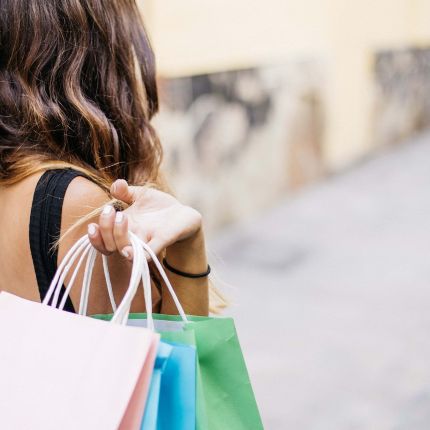 Online-Shopping existiert nicht nur in Reinform, sondern auch als hybride Variante, bei welcher die im Web bestellte Ware an ein Einzelhandelsgeschäft