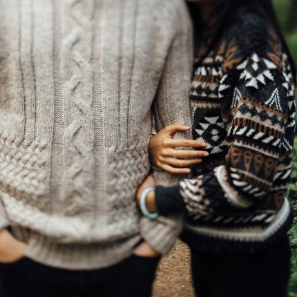 Modetrends ändern sich je nach Saison. Ein Kleidungsstück wie der Pullover ist enorm wandlungsfähig. Das bequeme, kuschelige Bekleidungsteil gibt es b