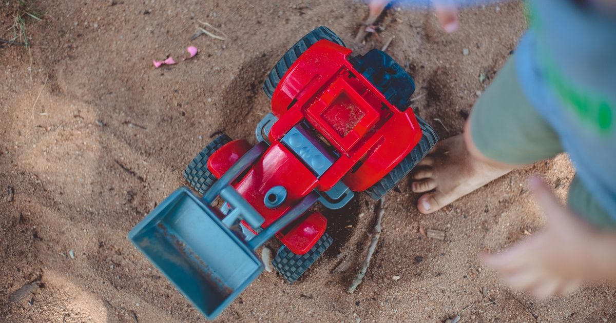 Viele Kinder sind fasziniert von großen Baumaschinen, ganz vorne dabei sind Bagger. Die großen Maschinen begeistern die ganz Kleinen, beeindrucken und