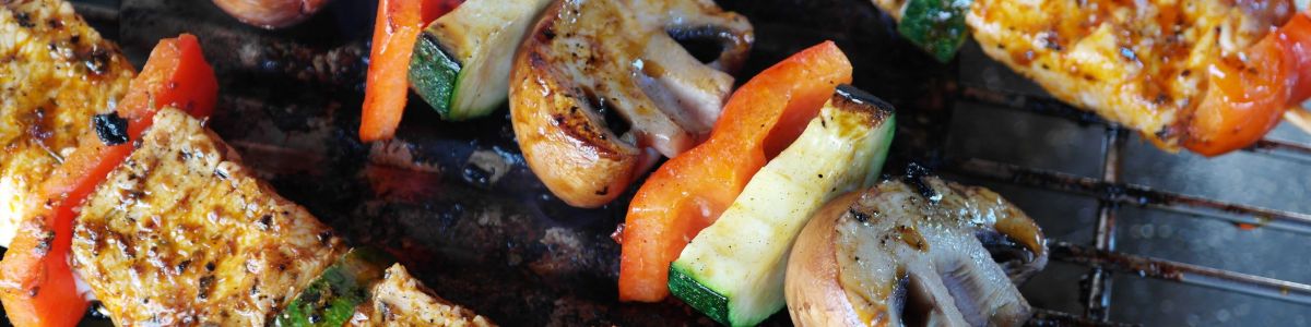 Was kommt im Sommer 2017 auf den heißen Rost? Welche Grillideen sind der letzte Schrei? Und was darf bei Deinem perfekten Grillabend nicht fehlen?