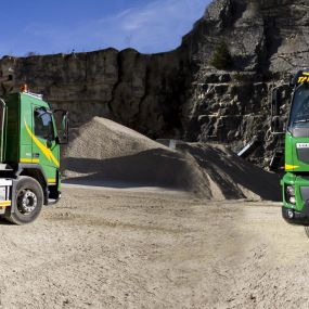 Deux camions dans une gravière