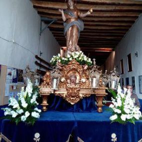 decoracionfloraldetronossemanasanta.jpg