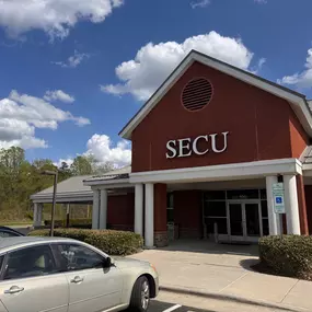 Outside view of the State Employees' Credit Union Greensboro East Elmsley branch