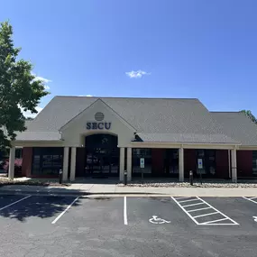 Outside view of the State Employees' Credit Union Gastonia-Union road branch