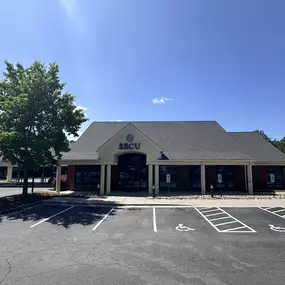 Outside view of the State Employees' Credit Union Gastonia-Union road branch