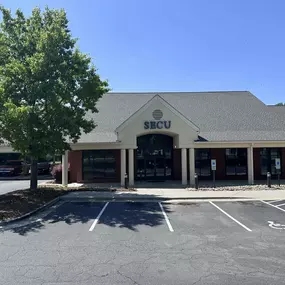 Outside view of the State Employees' Credit Union Gastonia-Union road branch