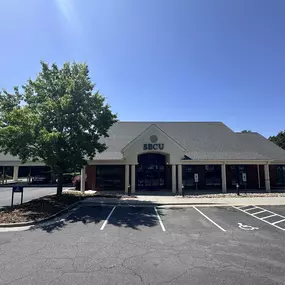 Outside view of the State Employees' Credit Union Gastonia-Union road branch