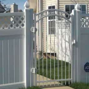 Residential Vinyl Privacy Fence