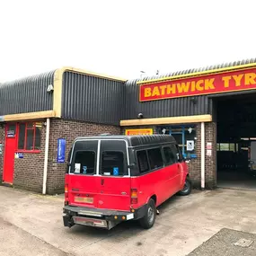 Bild von Bathwick Tyres - Team Protyre