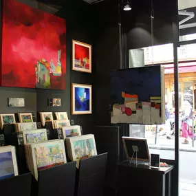 Carré d’artistes est un réseau de plus de 30 galeries d’art en France et à l’international ainsi qu’une galerie en ligne. Venez admirer les œuvres de nos artistes dans la galerie la plus proche de chez vous. Située en plein coeur du quartier animé du Marais, notre équipe vous accueille pour vous faire découvrir des artistes de talent à travers une sélection d’oeuvres d’art uniques.