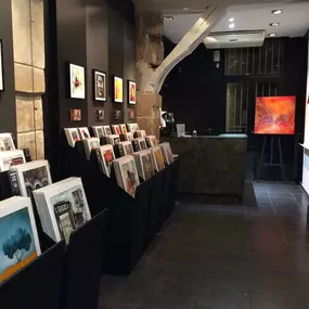 Carré d’artistes est un réseau de plus de 30 galeries d’art en France et à l’international ainsi qu’une galerie en ligne. Venez admirer les œuvres de nos artistes dans la galerie la plus proche de chez vous. Située en plein coeur du quartier animé du Marais, notre équipe vous accueille pour vous faire découvrir des artistes de talent à travers une sélection d’oeuvres d’art uniques.