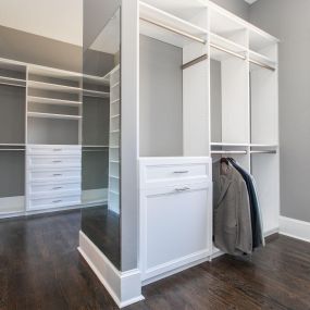 Creating a closet that is both functional and fun can be a great way to express yourself. Whether you choose to hang colorful clothes and accessories, or add plants and artwork, your closet can be a place for you to explore your creativity and express your individual style. Adding shelves, drawers,