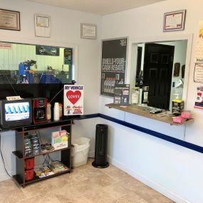 Bild von Charlie's Fast Lube Oil Change - Poplar Bluff,  MO