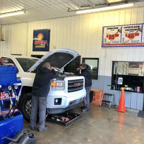 Bild von Charlie's Fast Lube Oil Change - Poplar Bluff,  MO