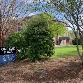 Outside view of the State Employees' Credit Union Asheville-Oak Plaza branch
