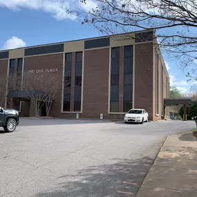 Outside view of the State Employees' Credit Union Asheville-Oak Plaza branch