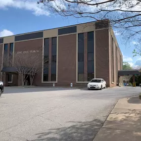 Outside view of the State Employees' Credit Union Asheville-Oak Plaza branch