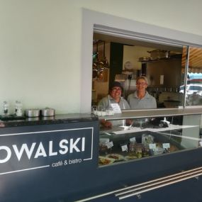 Kulinarium Linz - Diakoniewerk OÖ 4020 
Gassenverkauf im Kowalski Südbahnhofmarkt
Alle regionalen Speisen und Getränke gibt es selbstverständlich auch zum Mitnehmen.
