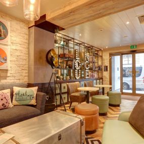 Lounge Cafe Bar