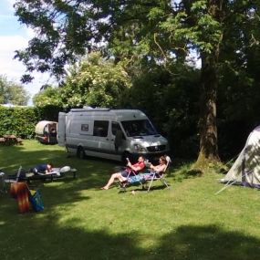 Een rustige, kind- en diervriendelijke *** camping: op de flank van de Kemmelberg in
hartje Heuvelland, op 10 km van Ieper.