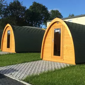 Een rustige, kind- en diervriendelijke *** camping: op de flank van de Kemmelberg in
hartje Heuvelland, op 10 km van Ieper.