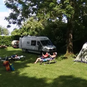 Een rustige, kind- en diervriendelijke *** camping: op de flank van de Kemmelberg in
hartje Heuvelland, op 10 km van Ieper.