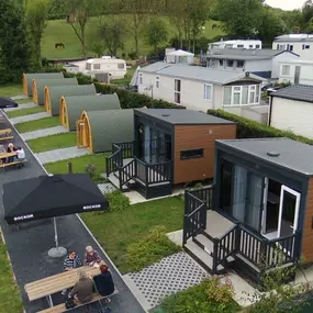 Een rustige, kind- en diervriendelijke *** camping: op de flank van de Kemmelberg in
hartje Heuvelland, op 10 km van Ieper.