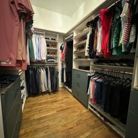 ???? This closet storage is a fashionista’s dream with sleek design and ample space. Get ready to glam up!