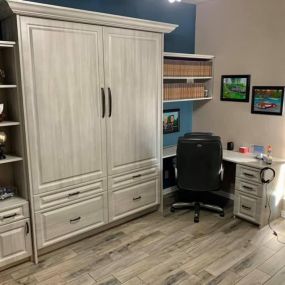 Where comfort meets convenience! ???????? Our Murphy bed brings the ultimate blend of sleep and work to your space-saving needs. Dream big and work smart in a room that adapts to your day and night with just a simple pull.