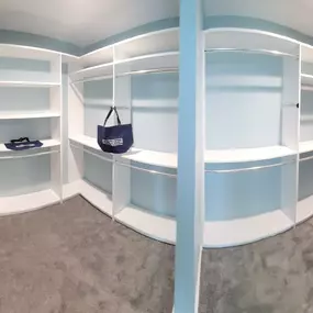 Are you a fan of being organized? We’ve got you covered. Check out this closet that we designed recently that makes it easy to organize your clothes so you can craft the perfect outfit, day after day!