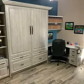 Where comfort meets convenience! ???????? Our Murphy bed brings the ultimate blend of sleep and work to your space-saving needs. Dream big and work smart in a room that adapts to your day and night with just a simple pull.