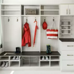 ???? Tired of clutter in your entryway? Mud room organization keeps shoes, bags, and coats neatly stored, making it easier to keep your home tidy. ????️ Let’s create a functional space—get in touch today!