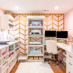 ???? Let’s design a craft room where your creativity can thrive! With custom storage solutions, you’ll have all your supplies neatly organized and easily accessible. ✂️ Ready to get crafting? Contact us today!