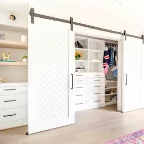 ???? Give your kids a space they can keep organized! Our custom Kids Closets make it easy for them to find what they need. Ready to create a space your kids will love?