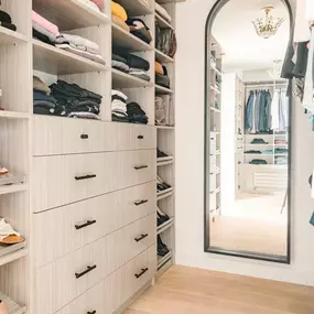 ???? Turn your walk-in closet into a personal boutique! With tailored storage solutions, you’ll never lose track of your favorite outfits again. Ready to organize in style?