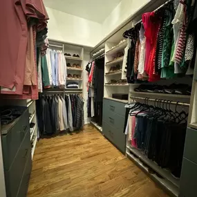 ???? This closet storage is a fashionista’s dream with sleek design and ample space. Get ready to glam up!