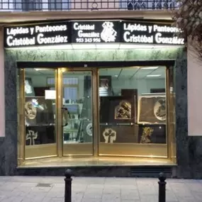 lapidas-cristobal-gonzalez-fachada-01.jpg