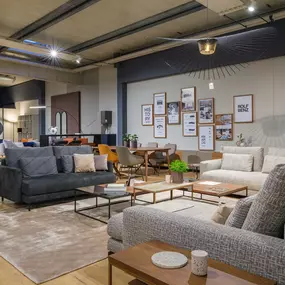 Einrichtungshaus Wohndesign Maierhofer in Brunn am Gebirge. Designermöbel auf 1500m² und erstes Rolf Benz Haus Österreichs. Weitere ausgestellte Markenmöbel von Jori, Freifrau, Janua, Draenert, Piure, Haas, freistil Rolf Benz und viele mehr. Unser Service: Einrichtungsberatung, Raumplanung und Visualisierung, komplette Innenarchitekturlösungen inklusive Lieferung und Montage.