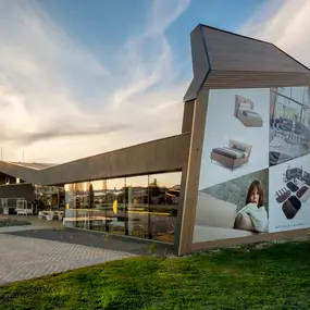 Einrichtungshaus Wohndesign Maierhofer in Brunn am Gebirge. Designermöbel auf 1500m² und erstes Rolf Benz Haus Österreichs. Weitere ausgestellte Markenmöbel von Jori, Freifrau, Janua, Draenert, Piure, Haas, freistil Rolf Benz und viele mehr. Unser Service: Einrichtungsberatung, Raumplanung und Visualisierung, komplette Innenarchitekturlösungen inklusive Lieferung und Montage.