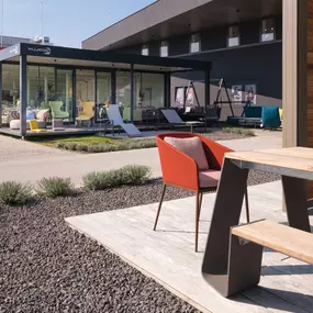 Einrichtungshaus Wohndesign Maierhofer in Brunn am Gebirge. Designermöbel auf 1500m² und erstes Rolf Benz Haus Österreichs. Weitere ausgestellte Markenmöbel von Jori, Freifrau, Janua, Draenert, Piure, Haas, freistil Rolf Benz und viele mehr. Große exklusive Gartenmöbel Ausstellung im Outdoor Pavillon am Vorplatz.