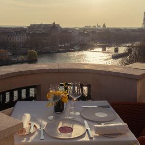 Cheval Blanc Paris - Restaurant au septième étage, avec vues panoramiques sur la Seine