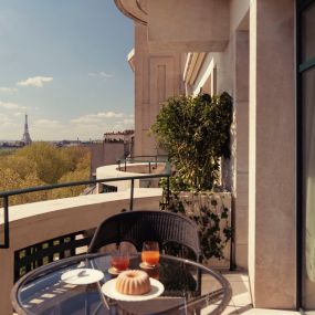 Cheval Blanc Paris - Chambre avec balcon, offrant une vue sur la Tour Eiffel