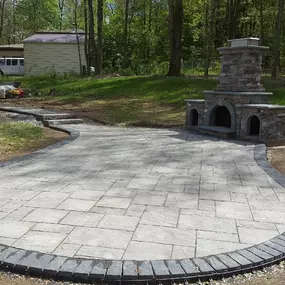 We are the premier hardscaping contractor serving Pittsburgh and surrounding areas.  Whether its just a retaining wall, driveway, or sidewalk that you're looking for,  or its an outdoor kitchen or living space complete with a fire pit, contact us today to schedule a consultation!