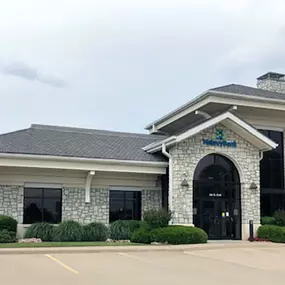 Built in 2009, Mabrey Bank's Jenks location was the first Mabrey Bank to utilize teller pods to assist customers, instead of the traditional teller lines.  Offering a full range of banking services, including retail, safe deposit boxes, ATM and drive-thru lanes, the bank and its team members support many local community activities.