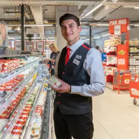 Kom werken als afdelingsmanager bij de leukste supermarkt van Nederland! Samen met de supermarktmanager ben je als afdelingsmanager verantwoordelijk voor het runnen van jouw filiaal. Je geeft coachend leiding aan een van de afdelingen in de winkel: kruidenierswaren en kassa of vers