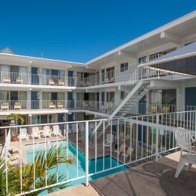 Courtyard pool at Harbor Light Family Resort