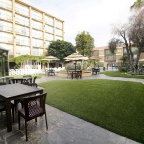 The Hotel Fullerton - Courtyard
