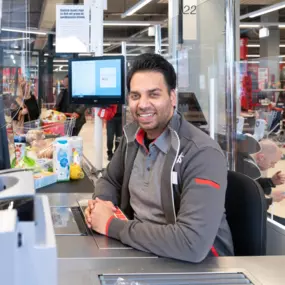 Zie jij jezelf al zitten? Achter je kassa van onze moderne supermarkt met de gezelligheid van de markt? Hoewel het de hele dag door een komen en gaan van klanten is, heb je voor iedereen een glimlach en persoonlijke aandacht. En je hebt aandacht voor de producten die je nauwkeurig scant en met zorg weer aan de klant overhandigt.