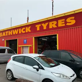 Bild von Bathwick Tyres - Team Protyre